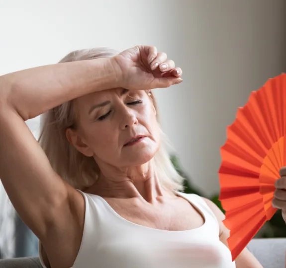 Menopausa: por que o sono piora e o ronco pode surgir
