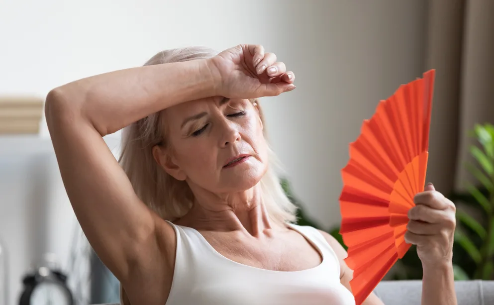 Menopausa: por que o sono piora e o ronco pode surgir