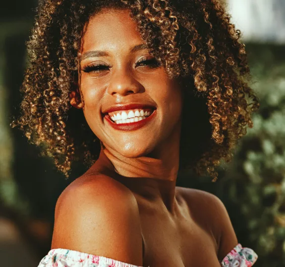 Dente amarelado: o que causa e como recuperar a cor do seu sorriso