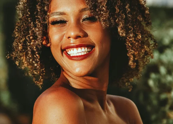 Dente amarelado: o que causa e como recuperar a cor do seu sorriso