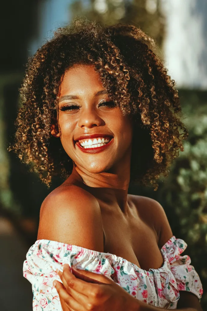 Dente amarelado: o que causa e como recuperar a cor do seu sorriso