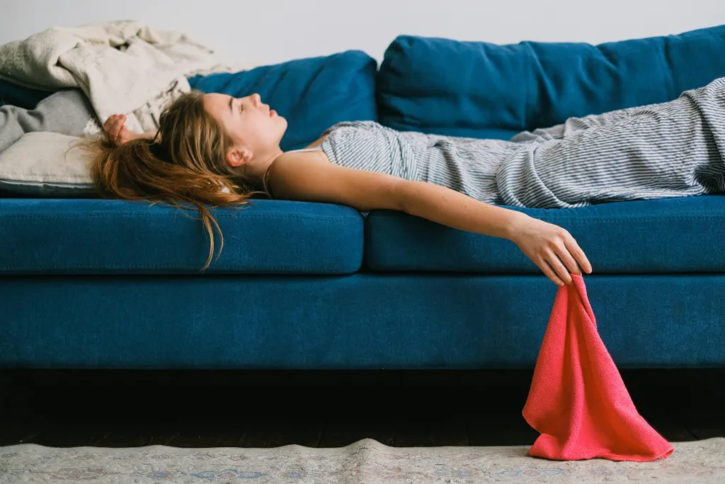 sono REM é a fase do sono responsável pelo descanso profundo. Entenda por que você pode dormir muitas horas e ainda acordar cansado e como o ronco e a apneia podem afetar seu descanso.
